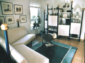Wohnzimmereinrichtung mit Sofa, Schrankwand und Tisch